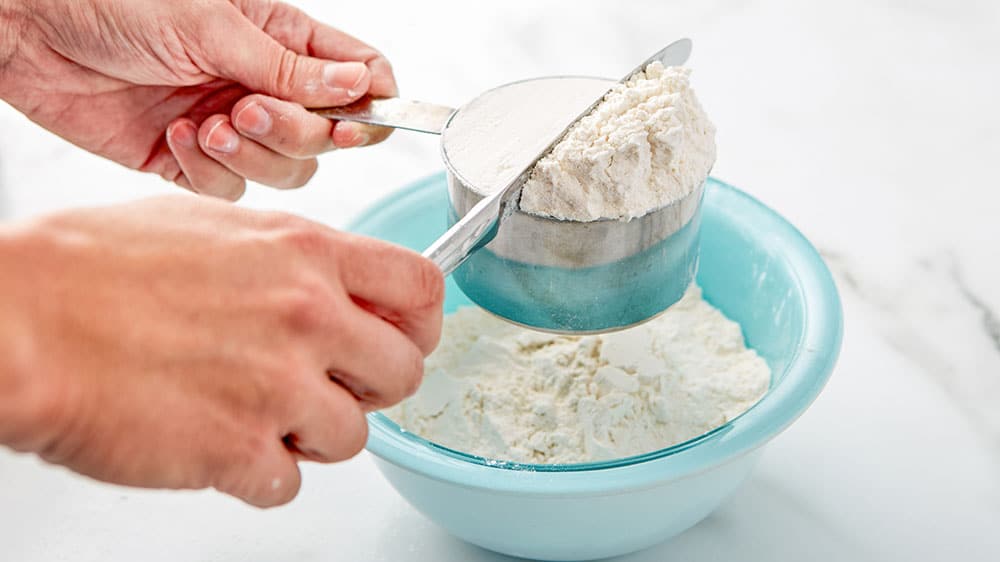 leveling off flour in measuring cup